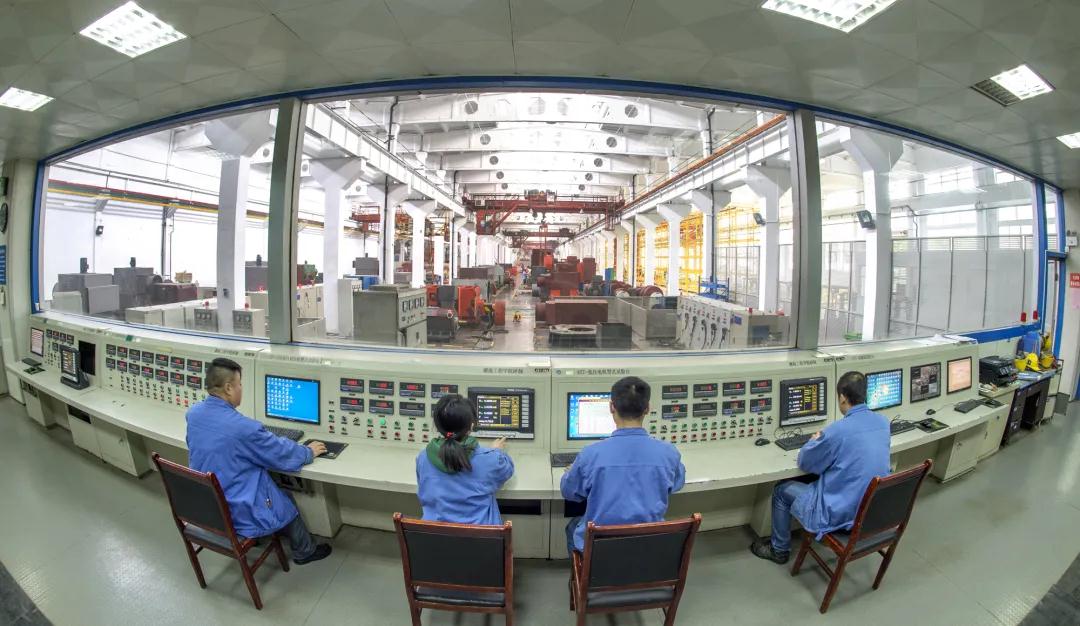 湘電股份 打造創(chuàng)新驅(qū)動(dòng)新引擎 做“全電化”研發(fā)領(lǐng)跑者.jpg 湘電股份 打造創(chuàng)新驅(qū)動(dòng)新引擎 做“全電化”研發(fā)領(lǐng)跑者.jpg