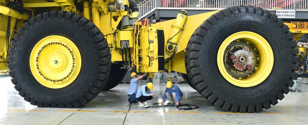 以服務(wù)拓市場 湘電重裝中標(biāo)電動(dòng)輪自卸車檢修改造項(xiàng)目.jpg 以服務(wù)拓市場 湘電重裝中標(biāo)電動(dòng)輪自卸車檢修改造項(xiàng)目.jpg